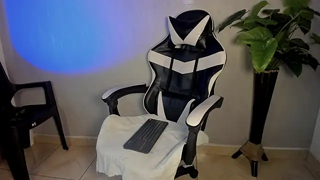 Snapshot of Brand_Collins chatting on 12-13-25, 07:53 Brand Collins online show from 12-13-25, 07:53