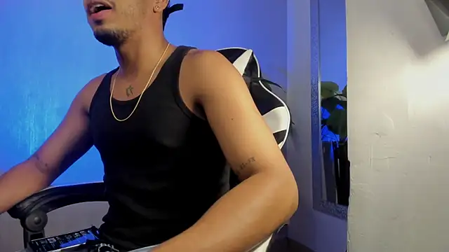 Snapshot of Brand_Collins chatting on 12-14-25, 07:58 Brand Collins online show from 12-14-25, 07:58