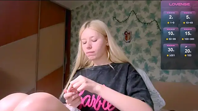 Snapshot of Barbie_Blondie chatting on 04-10-26, 04:12 Barbie Blondie online show from 04-10-26, 04:12