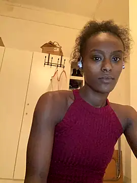 Snapshot of ___Hannah___ chatting on 11-28-25, 05:37 Hannah online show from 11-28-25, 05:37