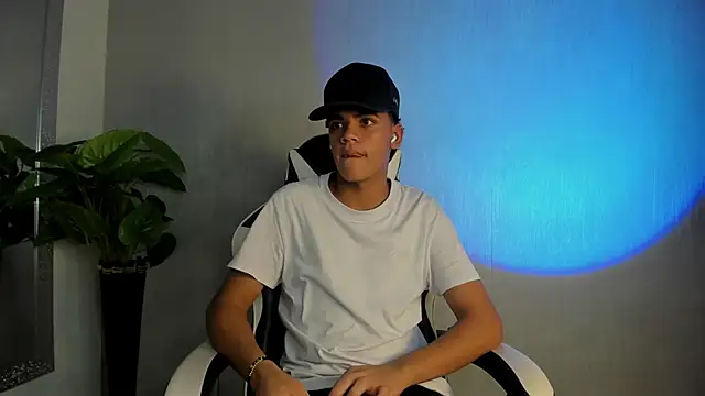 Snapshot of Isaac_Collins_ chatting on 12-02-25, 08:04 Isaac Collins online show from 12-02-25, 08:04