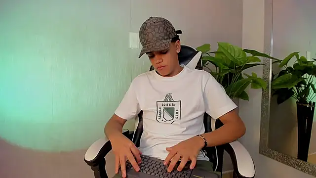 Snapshot of Isaac_Collins_ chatting on 12-04-25, 08:28 Isaac Collins online show from 12-04-25, 08:28