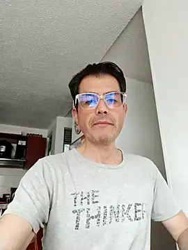 Snapshot of Fuegosutil chatting on 11-30-25, 07:40 Fuegosutil online show from 11-30-25, 07:40