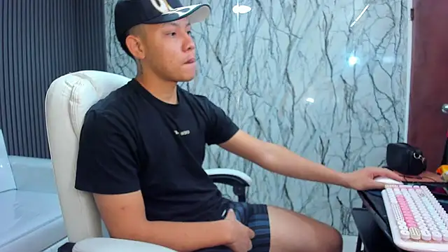 Snapshot of marcus_20 chatting on 11-30-25, 02:10 marcus 20 online show from 11-30-25, 02:10