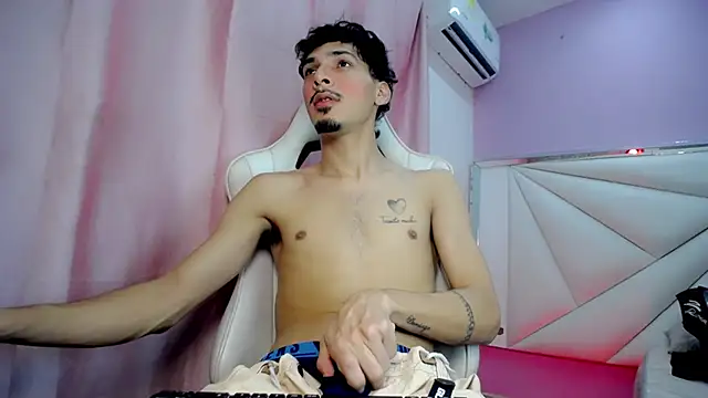 Snapshot of Yankeee_ chatting on 12-15-25, 04:17 Yankeee online show from 12-15-25, 04:17