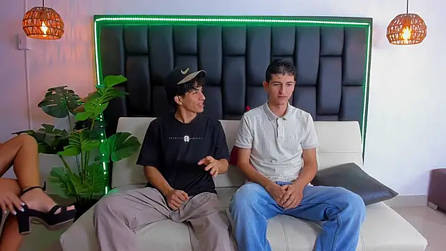 Snapshot of Crazy_porkys chatting on 12-16-25, 07:41 Crazy porkys online show from 12-16-25, 07:41