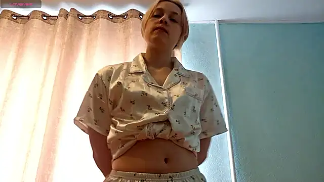 Snapshot of LunariaNicole chatting on 03-26-26, 09:48 LunariaNicole online show from 03-26-26, 09:48