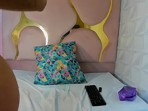 Snapshot of peachrouge chatting on 12-17-25, 08:37 peachrouge online show from 12-17-25, 08:37