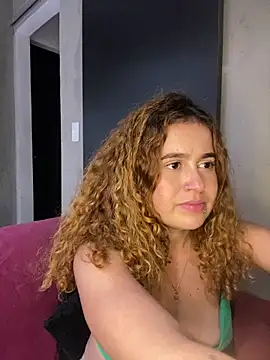 Snapshot of triz_prado chatting on 02-21-26, 01:28 triz prado online show from 02-21-26, 01:28