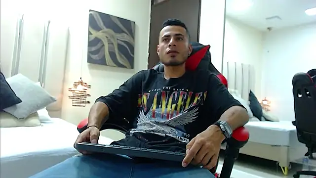 Snapshot of MatthewCullen chatting on 12-01-25, 09:20 MatthewCullen online show from 12-01-25, 09:20