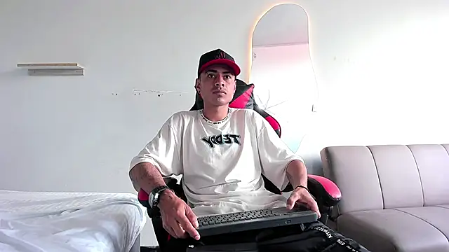 Snapshot of MatthewCullen chatting on 12-04-25, 05:21 MatthewCullen online show from 12-04-25, 05:21