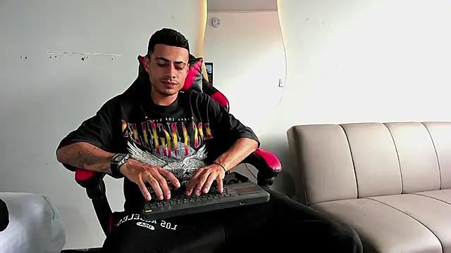 Snapshot of MatthewCullen chatting on 12-05-25, 07:32 MatthewCullen online show from 12-05-25, 07:32