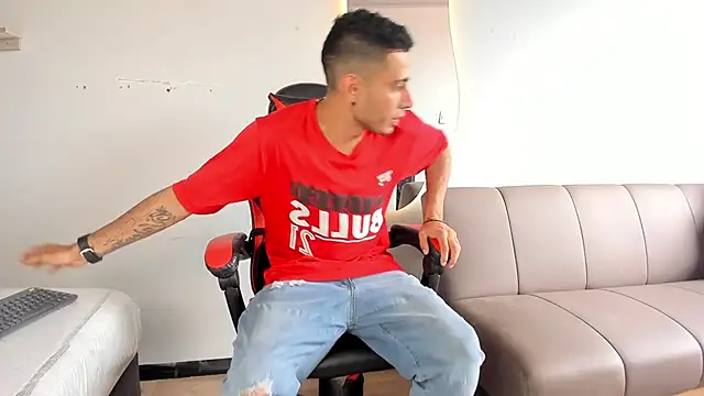 Snapshot of MatthewCullen chatting on 12-15-25, 07:18 MatthewCullen online show from 12-15-25, 07:18