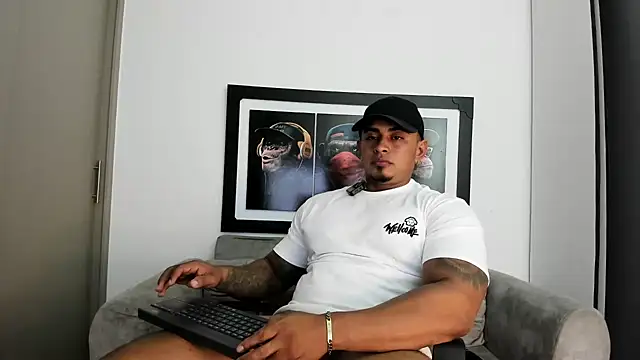 Snapshot of Maxkarther chatting on 12-17-25, 08:04 Maxkarther online show from 12-17-25, 08:04