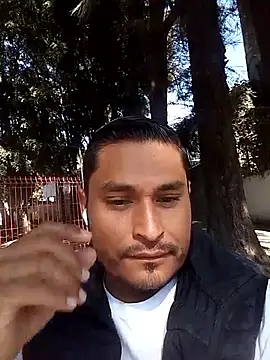 Snapshot of cristian112090 chatting on 12-20-25, 05:42 cristian112090 online show from 12-20-25, 05:42