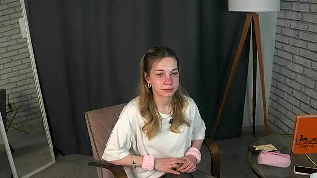 Snapshot of KiaOdonnel chatting on 12-15-25, 07:01 KiaOdonnel online show from 12-15-25, 07:01