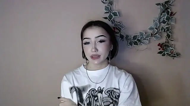 Snapshot of Sweeet_Sss chatting on 12-16-25, 02:44 Sweeet Sss online show from 12-16-25, 02:44