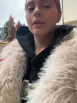 Snapshot of MilenaLuxury chatting on 11-29-25, 01:47 MilenaLuxury online show from 11-29-25, 01:47