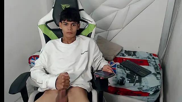 Snapshot of Lil_babyyy_ chatting on 12-16-25, 04:39 Lil babyyy online show from 12-16-25, 04:39