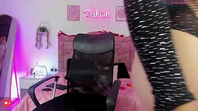 Snapshot of Dahiian0 chatting on 12-16-25, 01:49 Dahiian0 online show from 12-16-25, 01:49