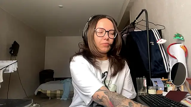 Snapshot of KerriMcbreen chatting on 11-28-25, 05:10 KerriMcbreen online show from 11-28-25, 05:10