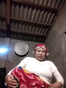 Snapshot of LeoPet2x chatting on 12-13-25, 08:14 LeoPet2x online show from 12-13-25, 08:14