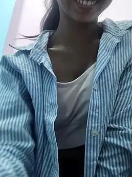 Snapshot of Isha_Liha chatting on 12-16-25, 05:45 Isha Liha online show from 12-16-25, 05:45