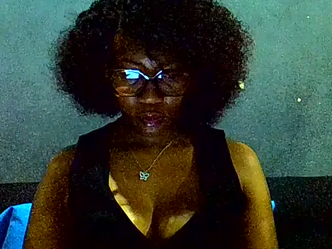 Snapshot of PreettyTee chatting on 07-17-26, 01:45 PreettyTee online show from 07-17-26, 01:45