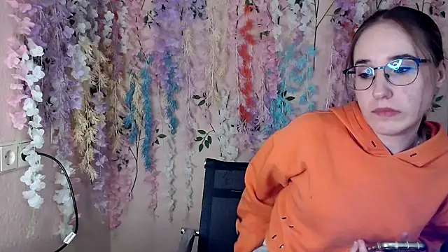 Snapshot of Moon__Lily chatting on 12-02-25, 03:18 Moon Lily online show from 12-02-25, 03:18