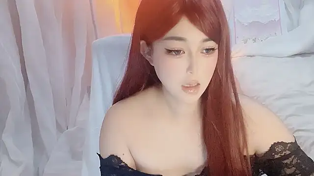 Snapshot of EmmaLower chatting on 12-17-25, 05:46 EmmaLower online show from 12-17-25, 05:46