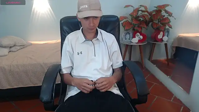 Snapshot of LucassSmith11 chatting on 12-04-25, 11:41 LucassSmith11 online show from 12-04-25, 11:41