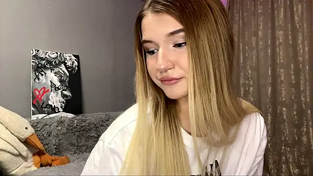 Snapshot of VikkiWittel chatting on 12-04-25, 04:59 VikkiWittel online show from 12-04-25, 04:59