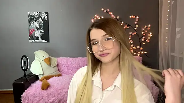 Snapshot of VikkiWittel chatting on 12-14-25, 04:01 VikkiWittel online show from 12-14-25, 04:01