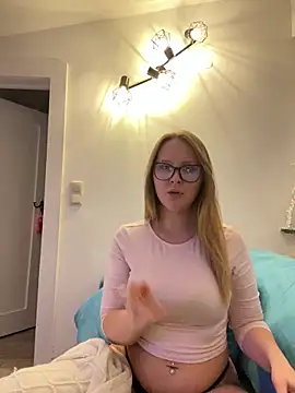 Snapshot of YoungJoyce chatting on 12-16-25, 05:18 YoungJoyce online show from 12-16-25, 05:18