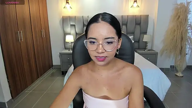 Snapshot of alana_martiins chatting on 07-06-26, 07:05 alana martiins online show from 07-06-26, 07:05