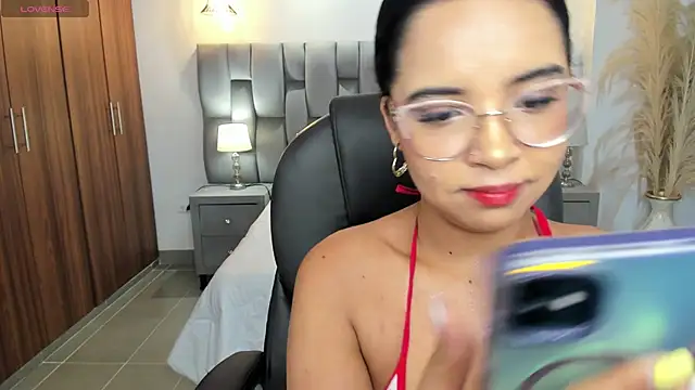 Snapshot of alana_martiins chatting on 07-10-26, 07:16 alana martiins online show from 07-10-26, 07:16