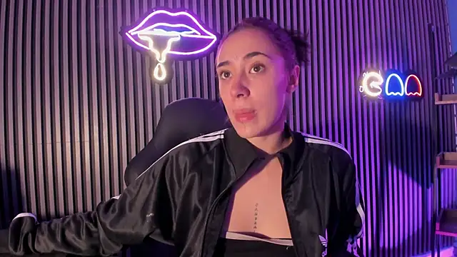 Ariana collinss online show from 05-25-26, 12:22