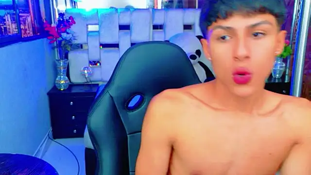 Snapshot of StormLuxX chatting on 12-16-25, 12:10 StormLuxX online show from 12-16-25, 12:10