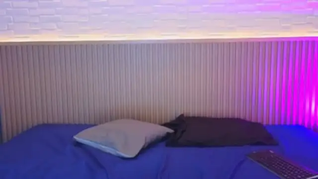 EmyVega online show from 12-20-25, 04:36