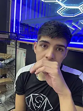 Snapshot of Johan_stick chatting on 12-05-25, 05:09 Johan stick online show from 12-05-25, 05:09