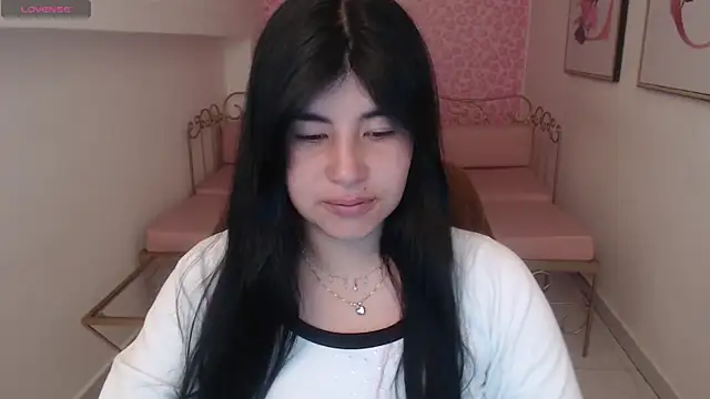 Snapshot of Nina_harpper_ chatting on 12-19-25, 01:40 Nina harpper online show from 12-19-25, 01:40