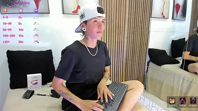 Snapshot of naughty_girlwd chatting on 12-17-25, 04:40 naughty girlwd online show from 12-17-25, 04:40