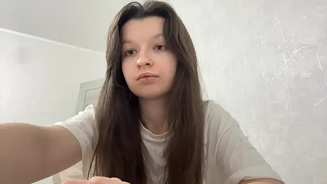 Snapshot of EllieBerrie chatting on 12-17-25, 05:30 EllieBerrie online show from 12-17-25, 05:30