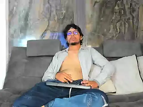 Snapshot of EnzoDarkwood chatting on 12-04-25, 01:42 EnzoDarkwood online show from 12-04-25, 01:42