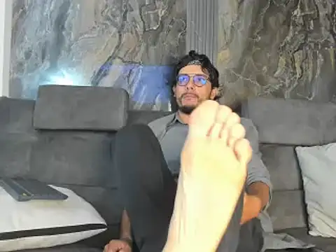 Snapshot of EnzoDarkwood chatting on 12-15-25, 01:59 EnzoDarkwood online show from 12-15-25, 01:59