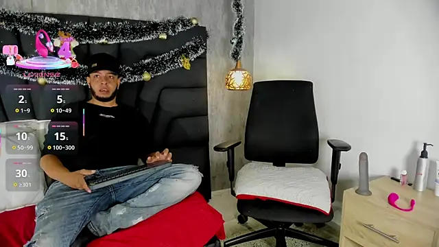 Snapshot of Spencer_LunaBigtits chatting on 12-14-25, 12:32 Spencer LunaBigtits online show from 12-14-25, 12:32