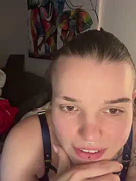 Snapshot of LoreenKinky chatting on 12-20-25, 07:10 LoreenKinky online show from 12-20-25, 07:10