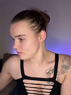 Snapshot of LoreenKinky chatting on 12-22-25, 07:22 LoreenKinky online show from 12-22-25, 07:22