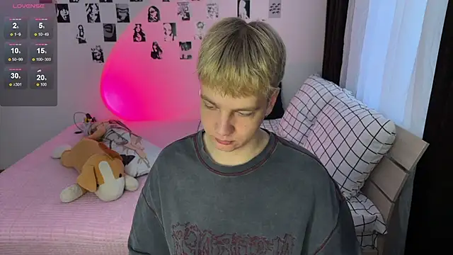 Snapshot of olivertasty2 chatting on 12-15-25, 12:42 olivertasty2 online show from 12-15-25, 12:42