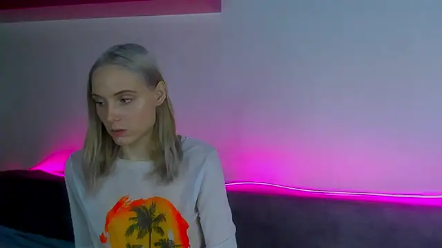 Snapshot of Gina_Gina_love chatting on 12-05-25, 08:12 Gina Gina love online show from 12-05-25, 08:12